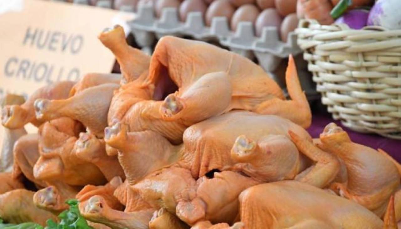 El kilo de pollo sube y se vende hasta en Bs 16 en mercados de la capital cruceña 