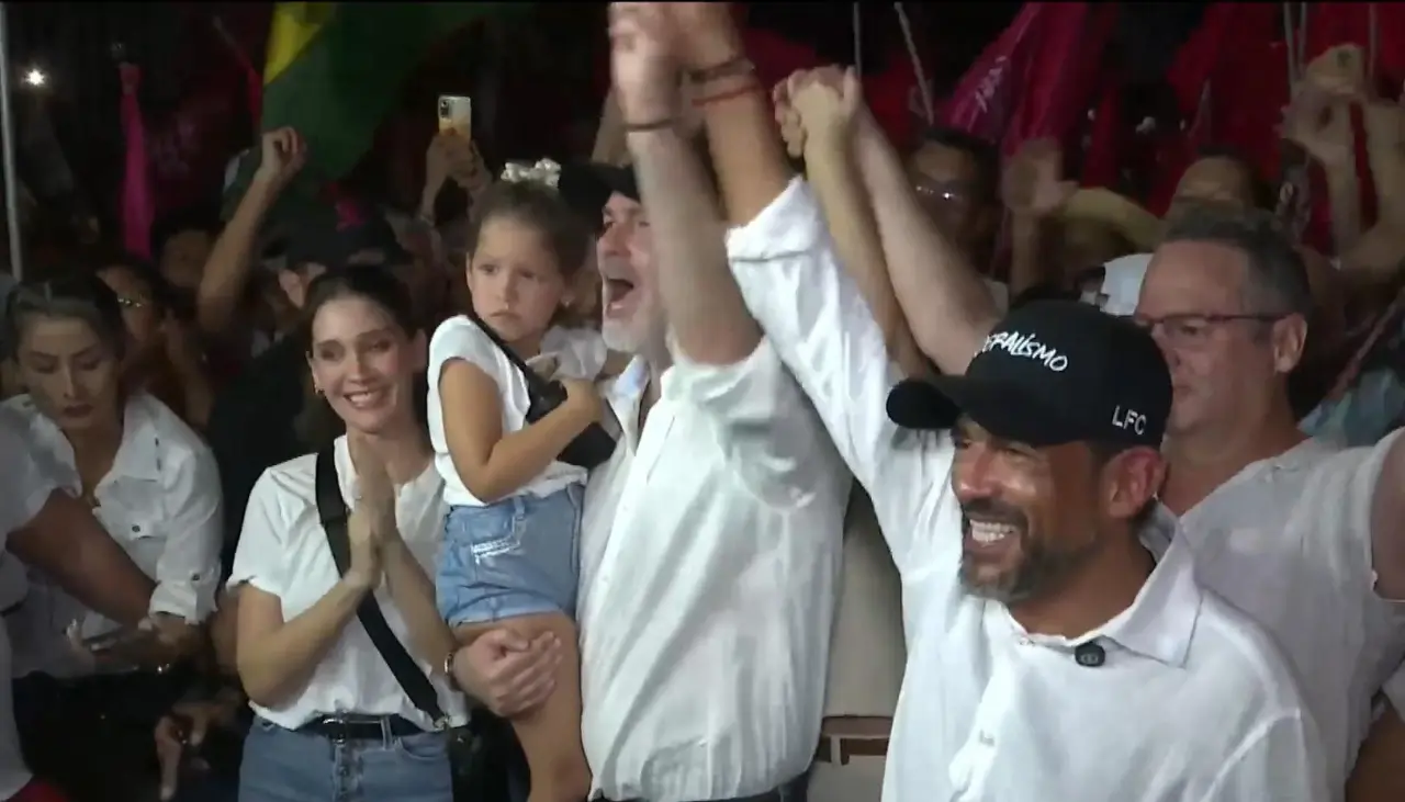 Camacho registra su candidatura en busca de la reelección en la Gobernación cruceña