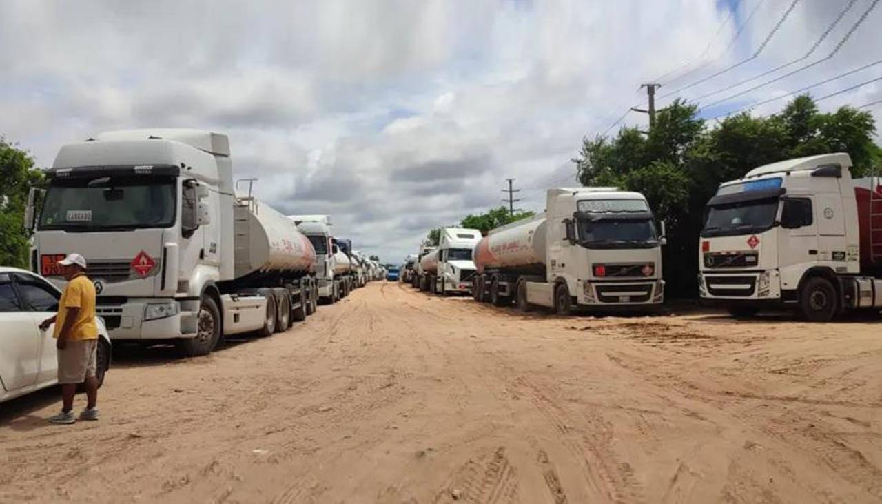 Cisterneros y YPFB acuerdan descargar en cinco días las 300 cisternas paradas en la planta de Palmasola