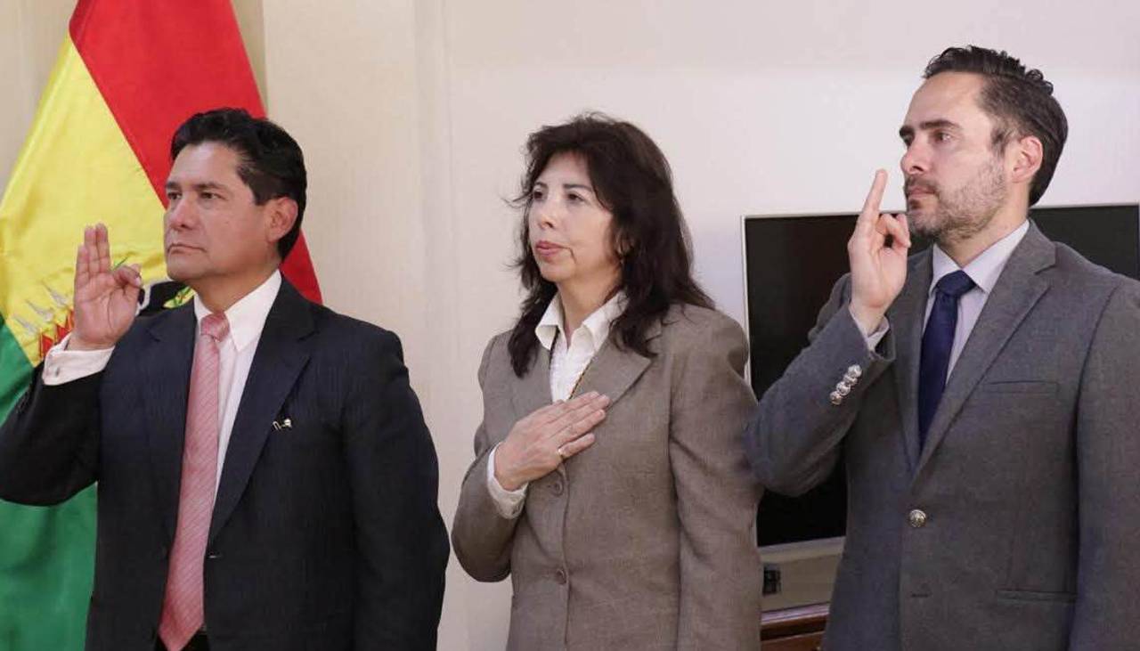 Posesionan a tres nuevos viceministros de Hidrocarburos en medio del rechazo al decreto del diésel