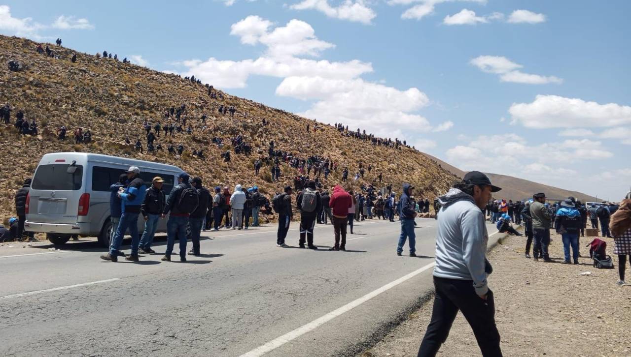 Evistas y arcistas se enfrentan en plena carretera Oruro - La Paz