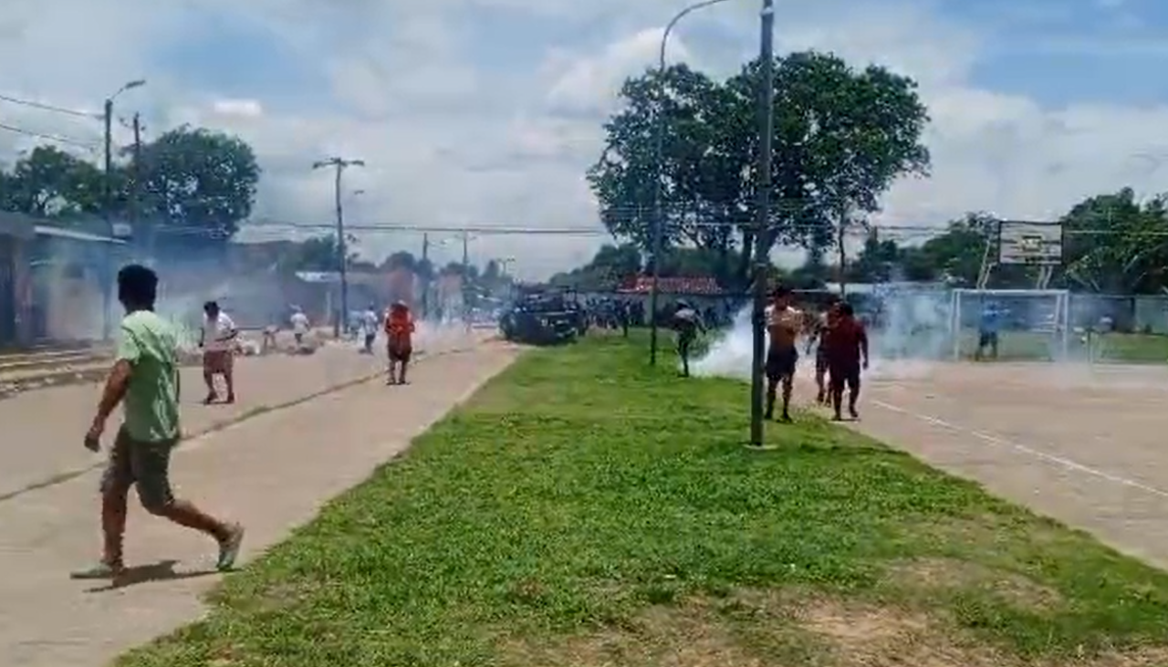 Policía gasifica a vecinos en un lío por un área verde y hay varias personas afectadas