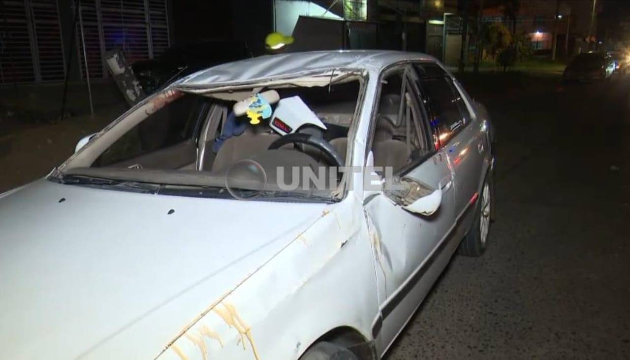 Auto choca contra un poste y queda volcado en plena avenida; el conductor se dio a la fuga