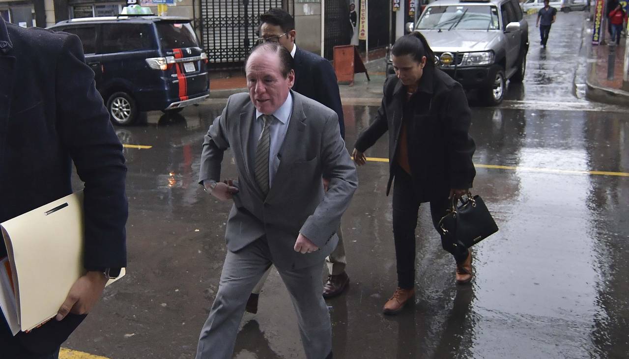 Accidente aéreo en El Alto: Presidente del BCB evitó hablar con los medios tras presentarse a declarar en la Fiscalía 