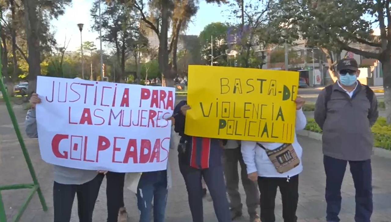 Mujer denunció a su esposo policía por violencia: La golpeó y amenazó con arma de fuego