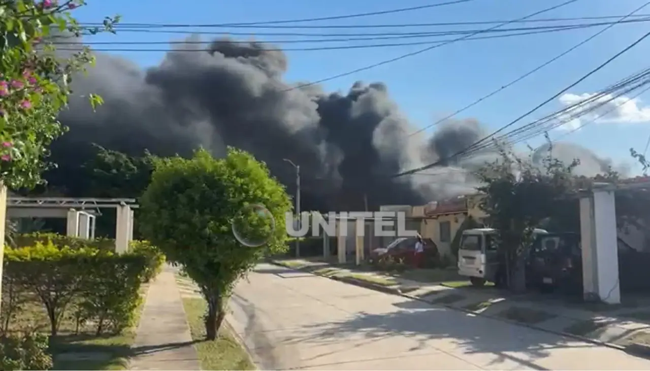 Incendio en la zona norte de Santa Cruz genera gran humareda y moviliza a bomberos