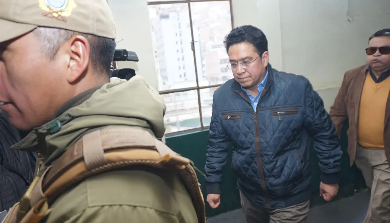 Aprehenden al exministro César Siles tras su presentación voluntaria en la Felcc