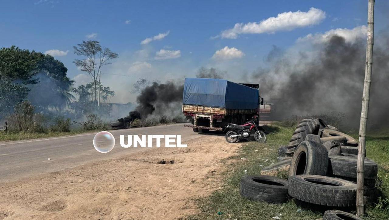 En medio de la intervención militar - policial, vehículos avanzan en la carretera Santa Cruz – Beni