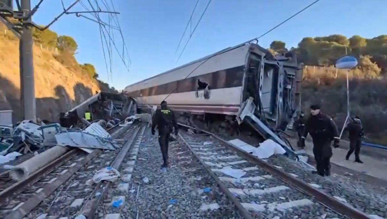 Sube a al menos 39 los muertos por la colisión de dos trenes en España