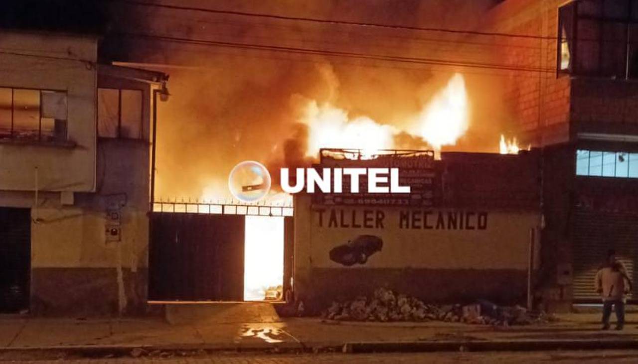 Se incendia taller mecánico y presumen que el fuego se dio por una mesa a la Pachamama
