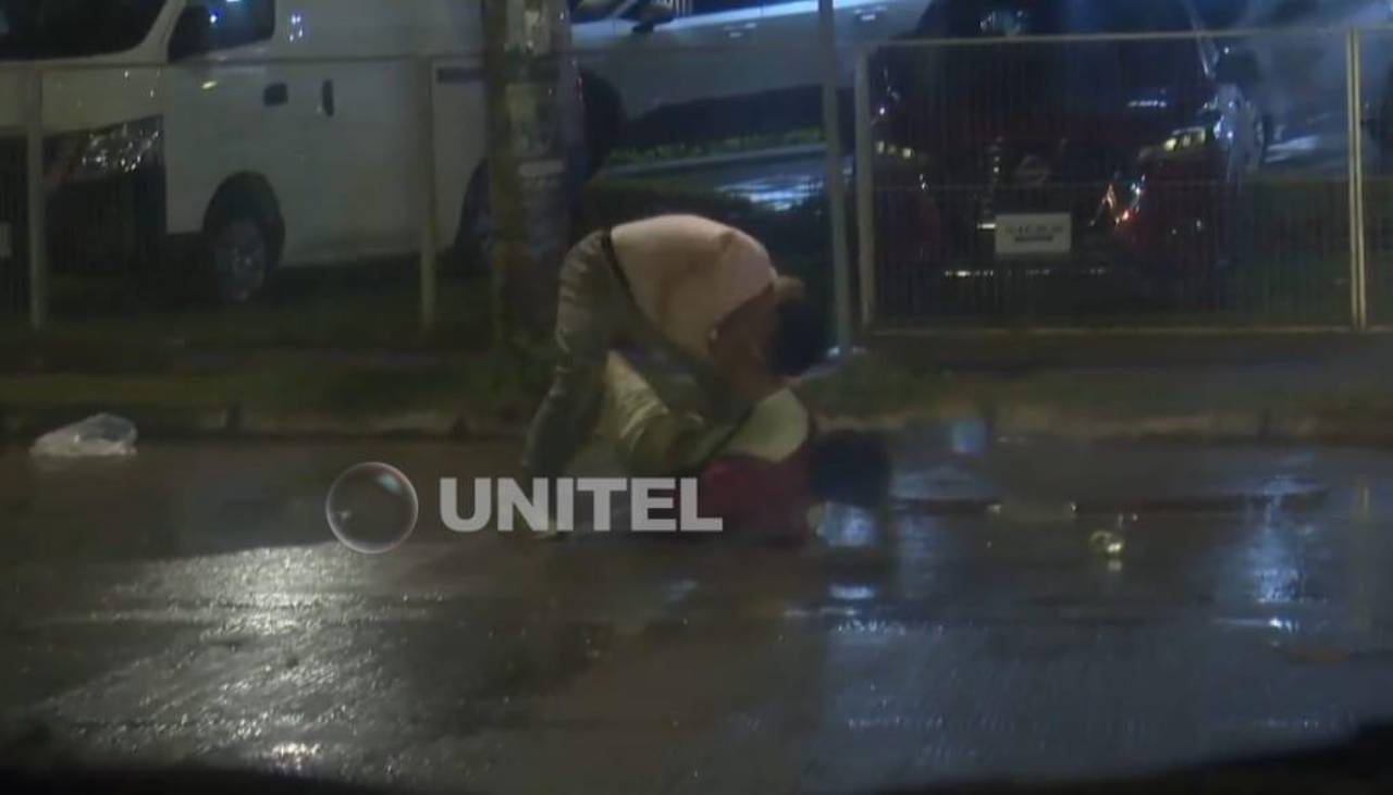 Video: Hombre patea en el rostro a otro sujeto en el piso; vecinos del centro piden más seguridad
