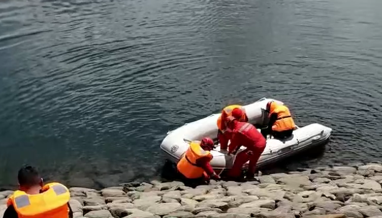 Tres jóvenes pierden la vida tras la caída de su vehículo en una laguna de Potosí, informa la Policía