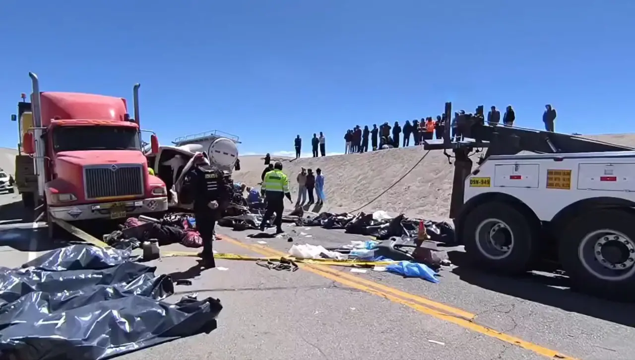 Perú: Al menos 14 muertos deja el accidente de un minibús que transportaba a músicos bolivianos