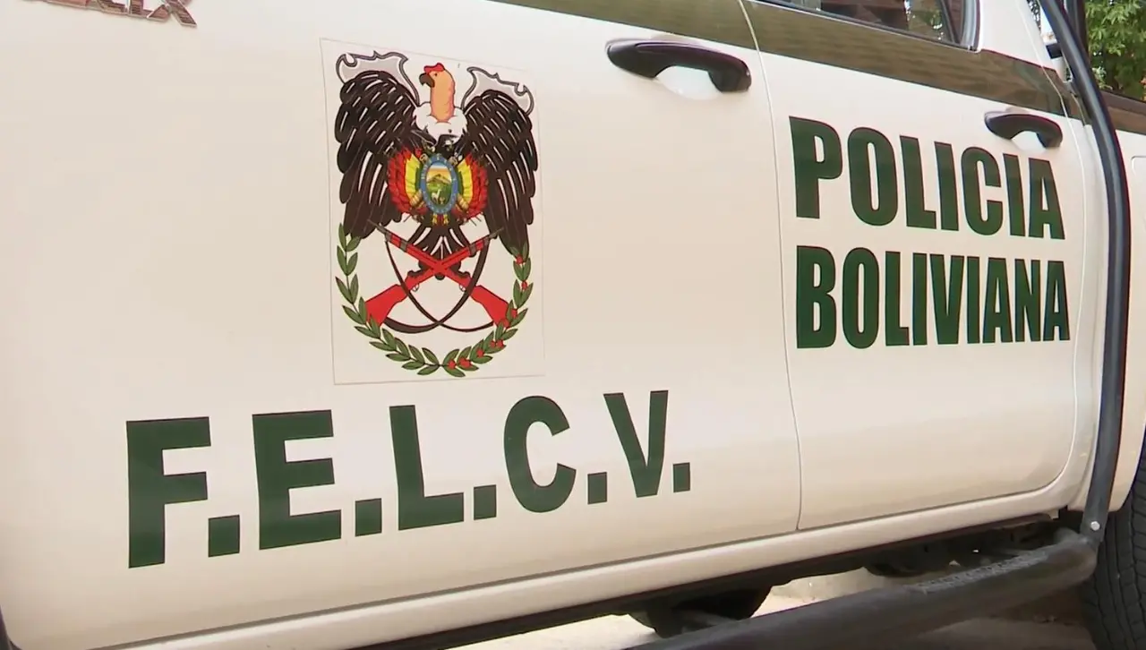 Policía captura a hombre acusado de arrojar a su pareja de un camión en movimiento, pero la víctima pidió liberarlo
