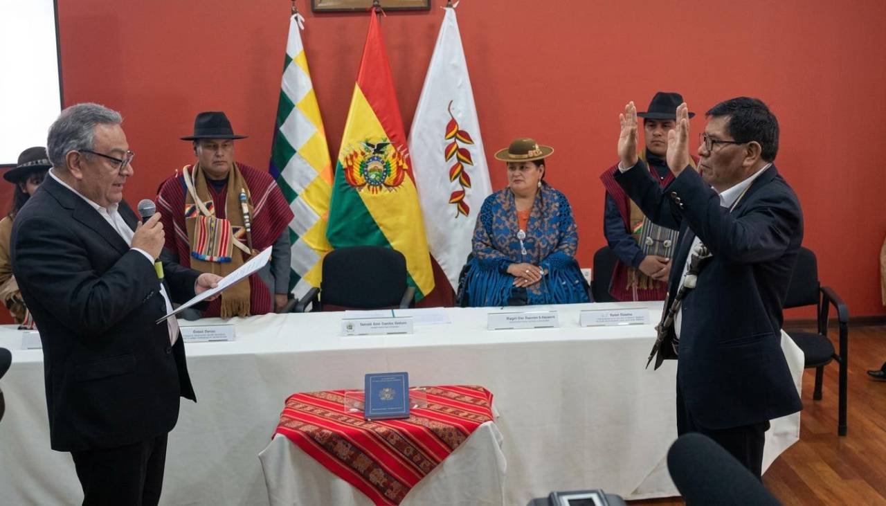 Roberto De La Cruz, exlíder de la Guerra del Gas, es posesionado como rector de la Universidad Indígena Boliviana Aymara