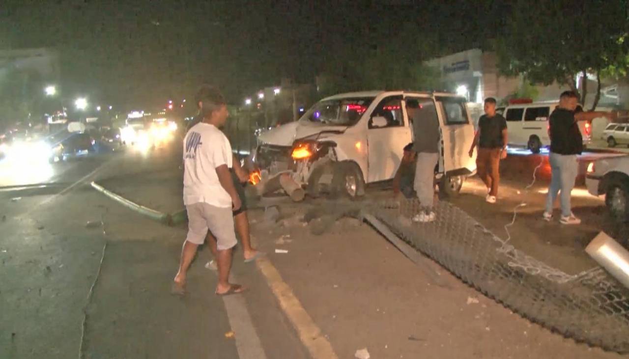 Vehículo impacta contra una malla de seguridad y derriba un poste de alumbrado público