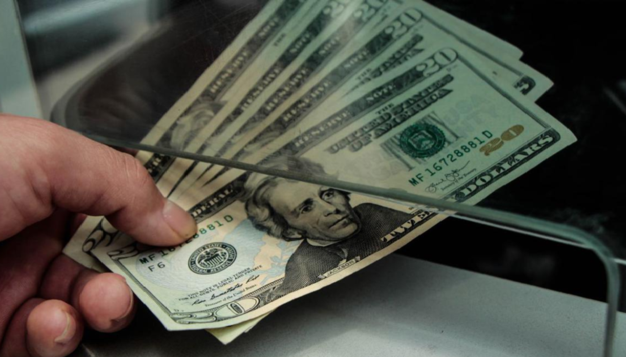 Después de dos años, pequeños ahorristas podrán acceder a sus depósitos que están en dólares