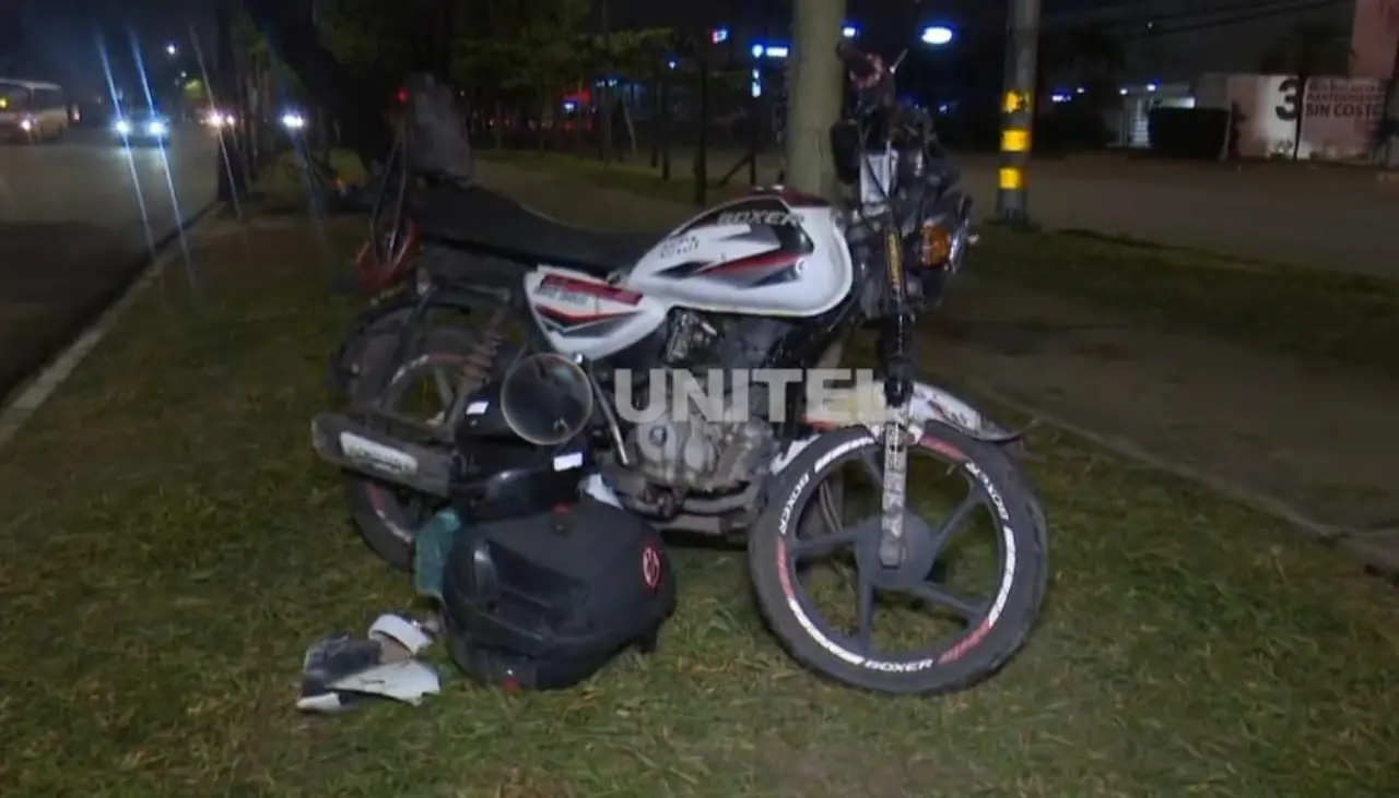 Motociclista impacta contra la parte trasera de un vehículo; tres personas quedan heridas de gravedad