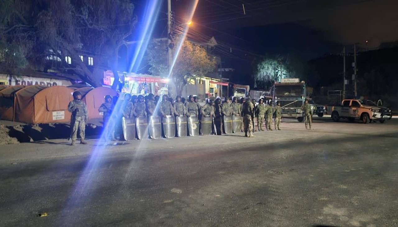Despliegan policías y militares en la ruta Cochabamba – Oruro a horas del fin de la subvención al diésel
