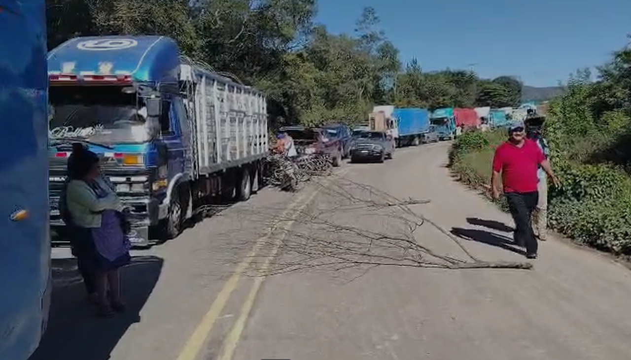Bloqueos en Santa Cruz: población se ve obligada a caminar y recurrir a transbordos ante el cierre de vías