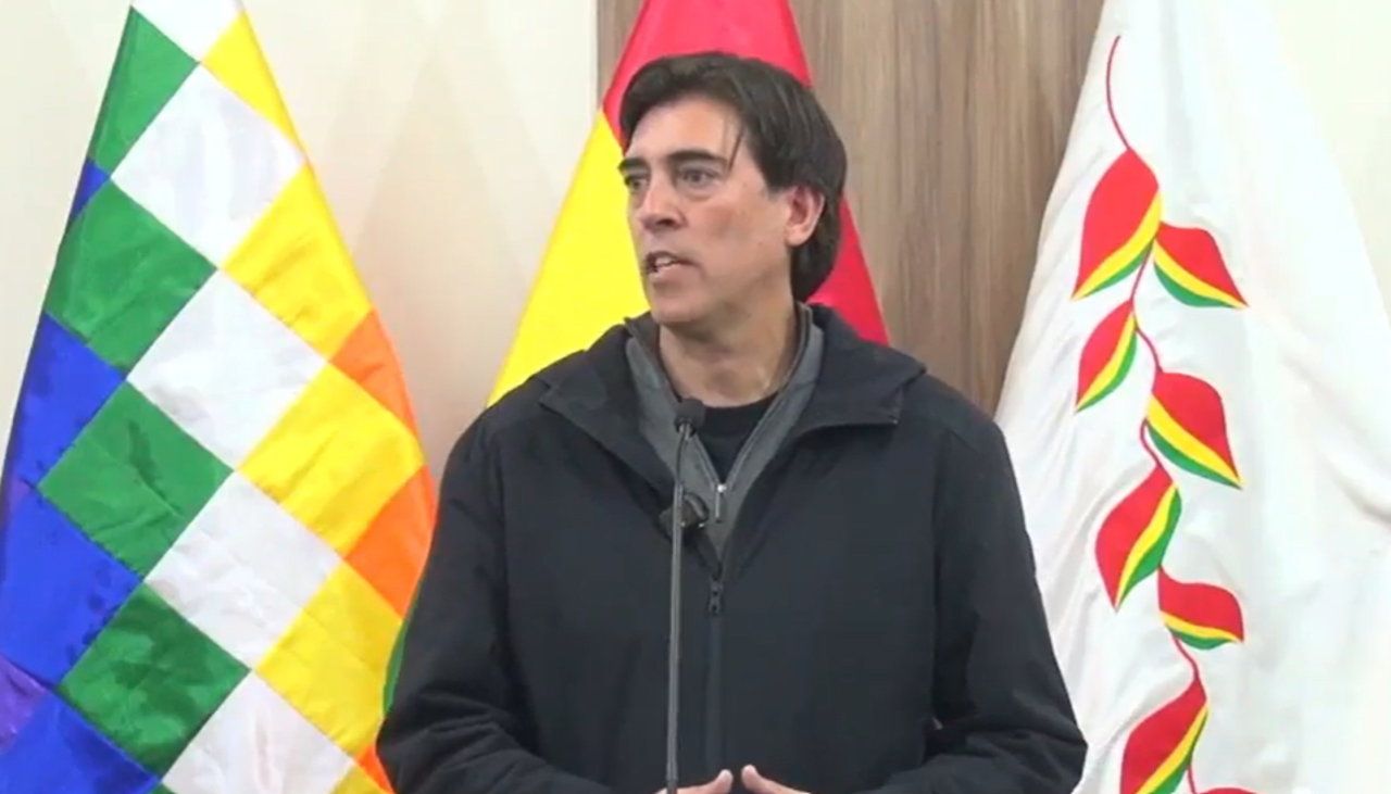 Ministro Zamora califica de “chacota” y “ciencia ficción” el audio que lo vincula a un supuesto operativo para capturar a Evo