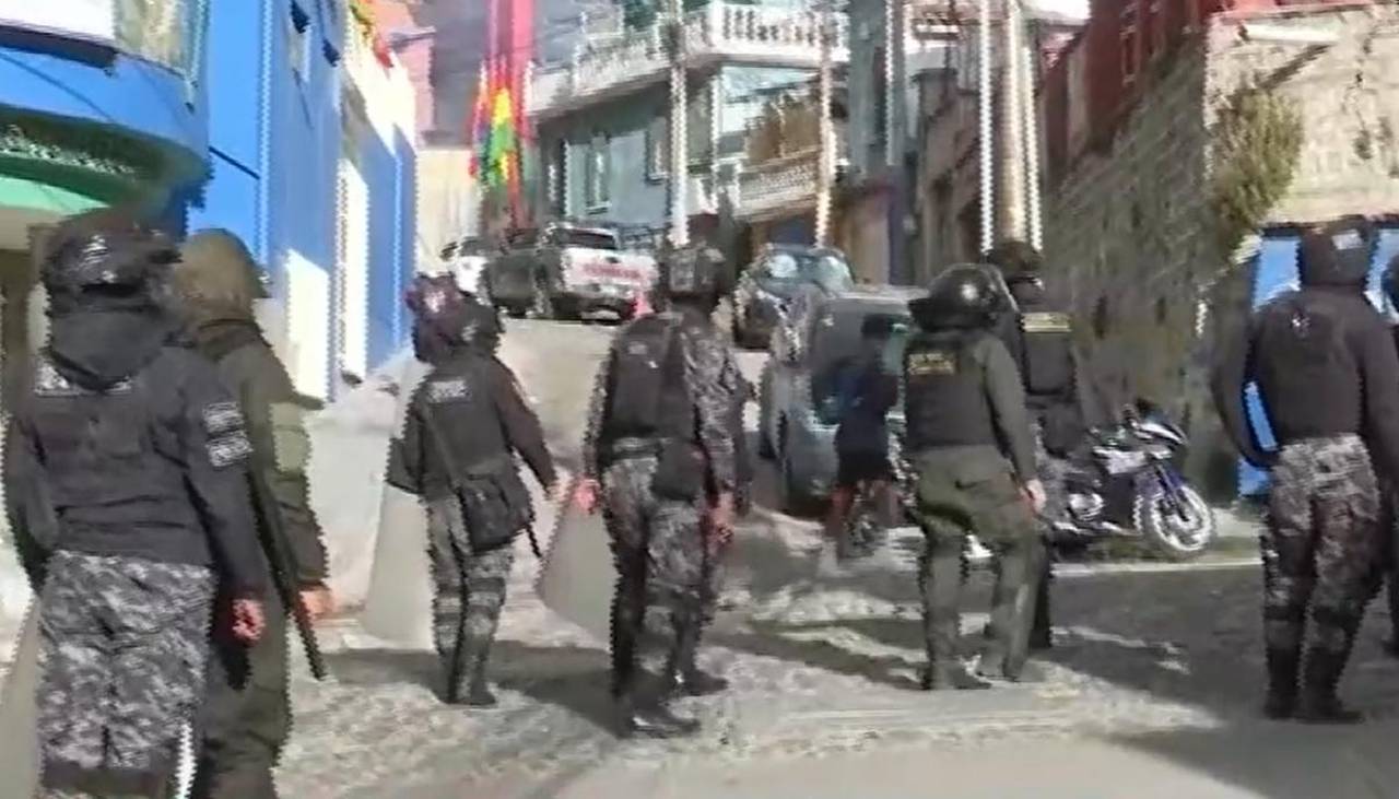 Policías gasifican a evistas que intentaron aproximarse al TSE