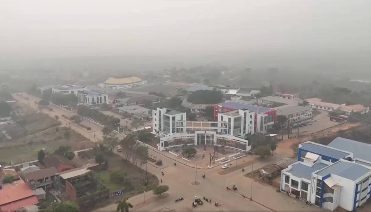 Cobija se declara en emergencia sanitaria por el humo de incendios; alcaldesa dice que los habitantes tienen problemas de salud 