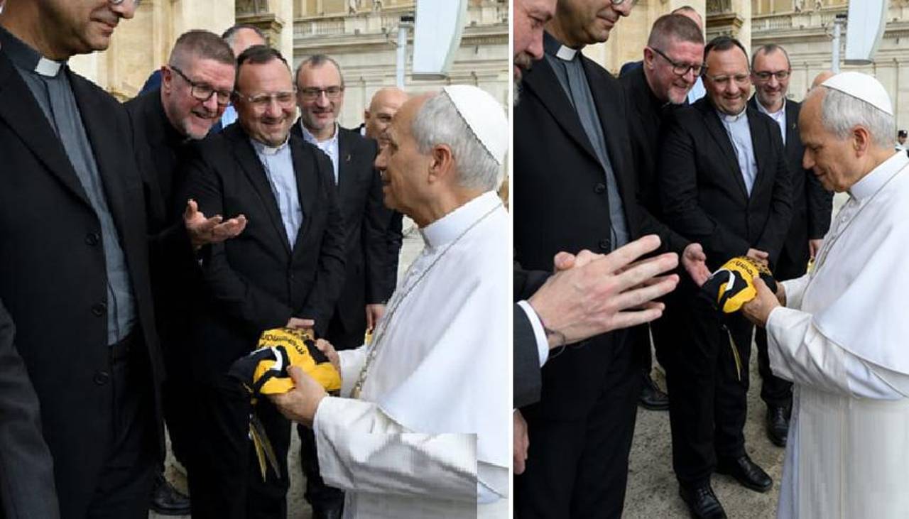 El Papa León XIV recibe de regalo una camiseta de The Strongest en el Vaticano