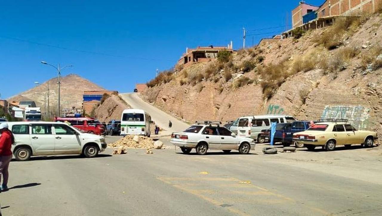 Transporte público de Potosí bloquea la ciudad exigiendo combustible