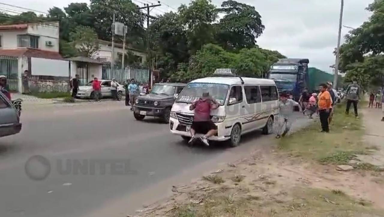 Videos: Excesos en el paro de los micreros, pinchan llantas y obstruyen el paso del transporte libre