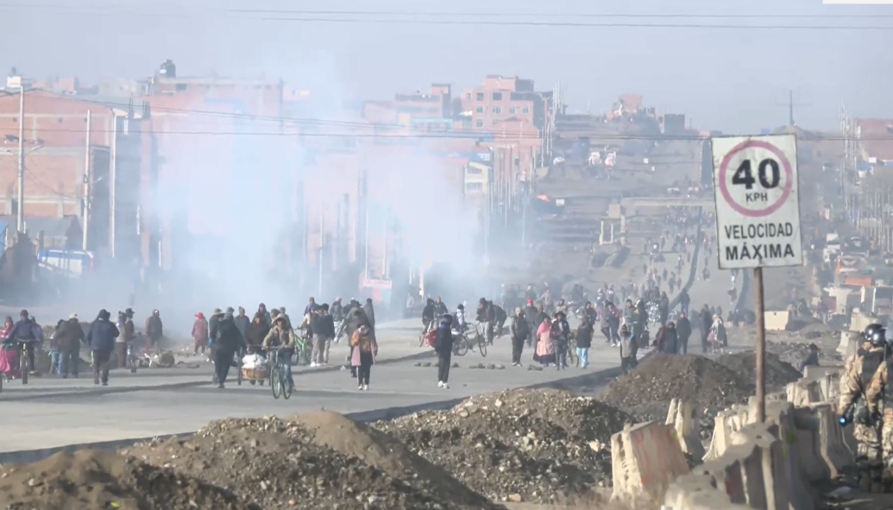 Gasifican a bloqueadores que respondieron con piedras durante el despeje de la ruta La Paz - Oruro