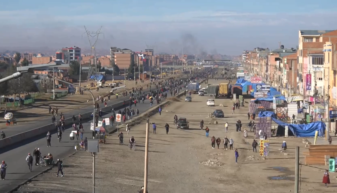 Retoman bloqueo en Senkata tras el paso del operativo “Banderas Blancas” en la ruta La Paz-Oruro