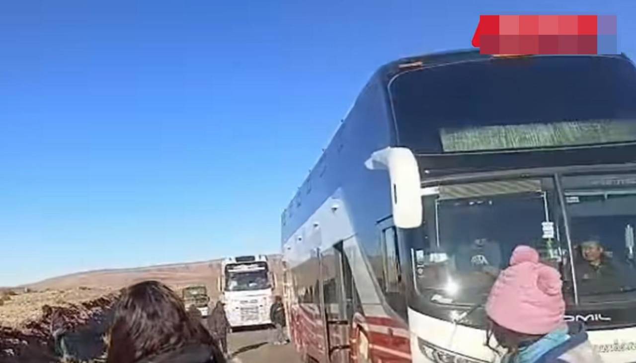Denuncian que una turba embosca y apedrea un bus con 35 pasajeros en plena carretera