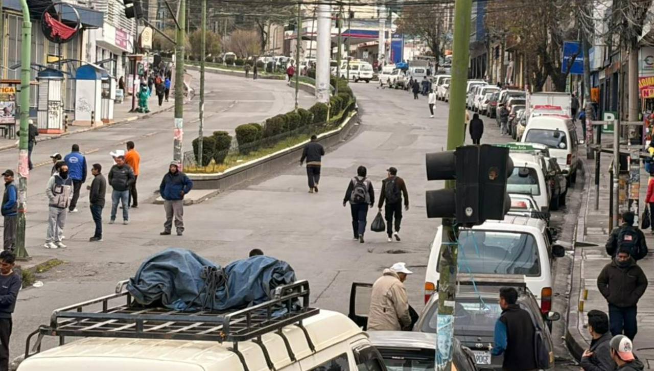 Un sindicato de transporte de La Paz anuncian repliegue por filas de gasolina y daños a sus vehículos en marchas 