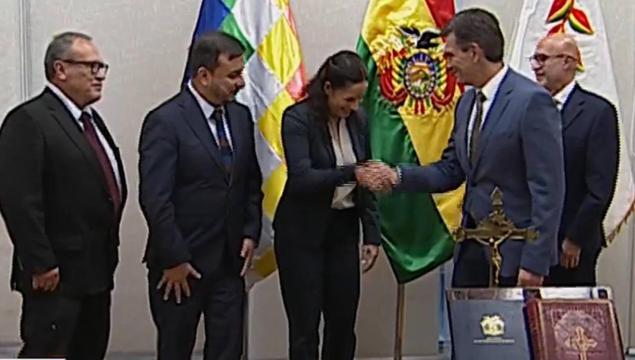 Paz toma juramento a Cronenbold como presidenta de YPFB y anuncia un “segundo tiempo” para la petrolera estatal