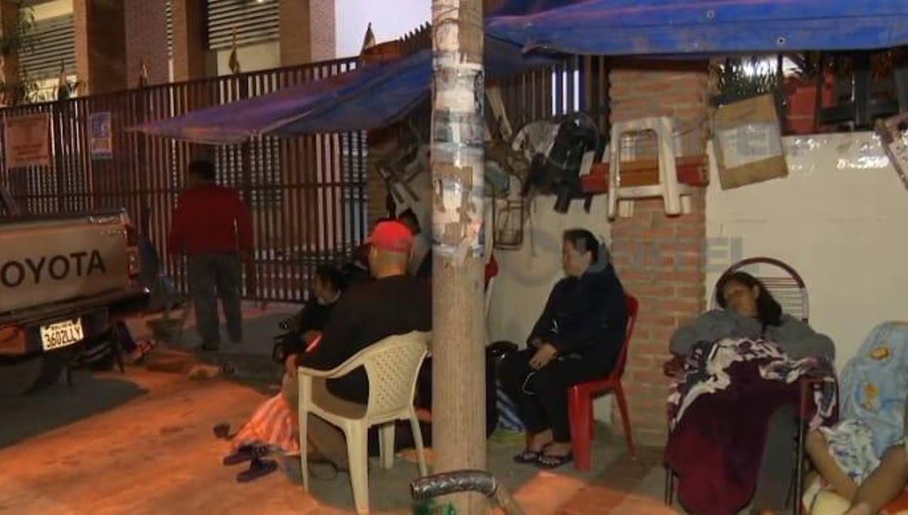 Segundo día de inscripción: Padres pasan la noche en el ingreso de colegios en busca de conseguir un cupo