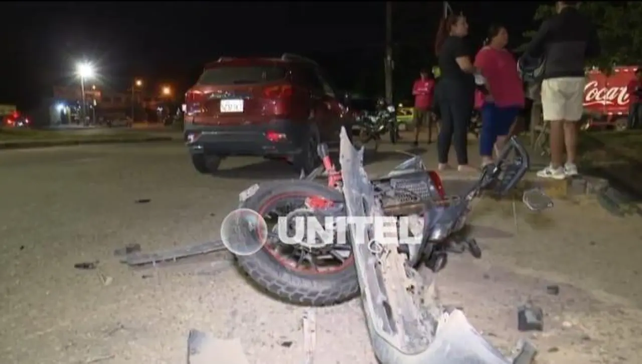 Motociclista cae a un canal y queda con fracturas tras el impacto de un auto en una intersección