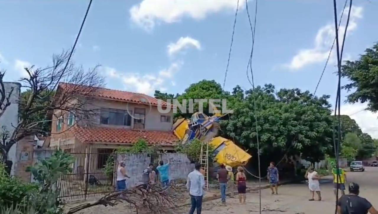 Una avioneta cae en una casa por la zona de San Aurelio en Santa Cruz de la Sierra