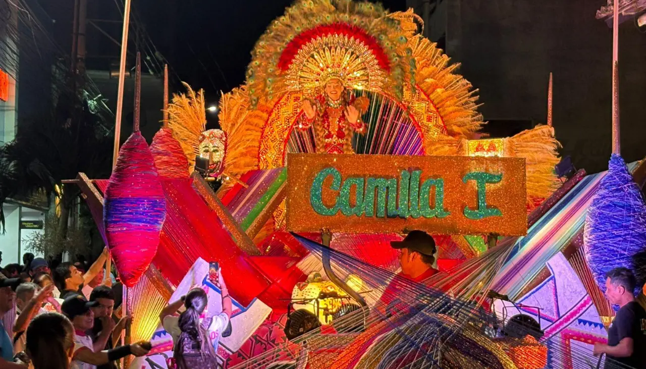 Camila I deslumbra en el recorrido de la primera ‘preca’ del Carnaval cruceño 2026