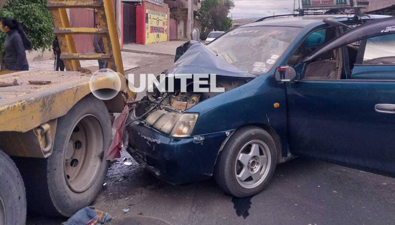 Conductor huye y abandona a su acompañante herido tras impactar su vehículo contra un camión estacionado