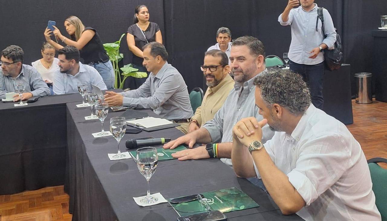 Sector agropecuario se reúne con el gobernador Luis Fernando Camacho en Santa Cruz