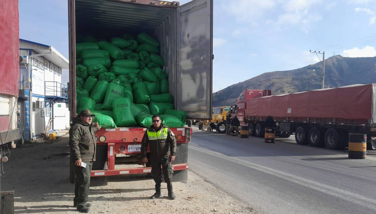 Arrestan al conductor de un tracto-camión que llevaba cerca de dos mil bolsas de yute con hoja de coca