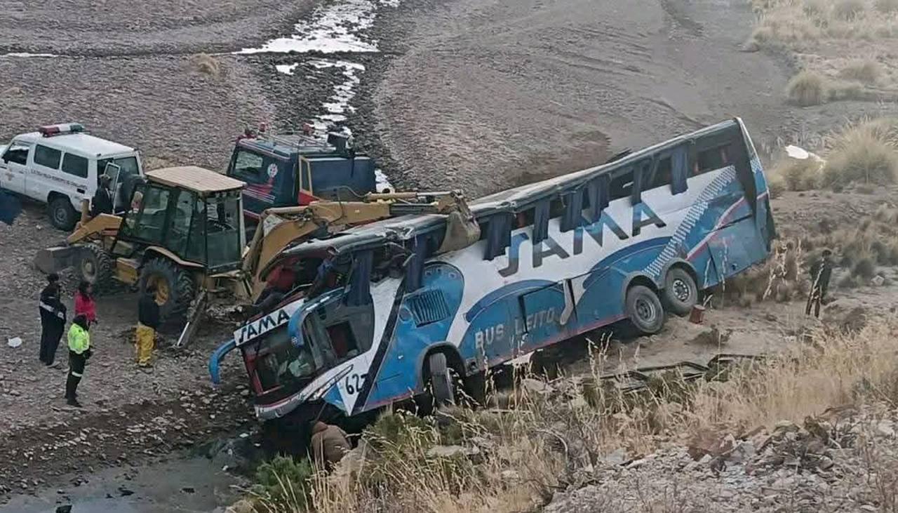 Tragedia en la ruta Potosí-Oruro: accidente de bus deja al menos dos fallecidos