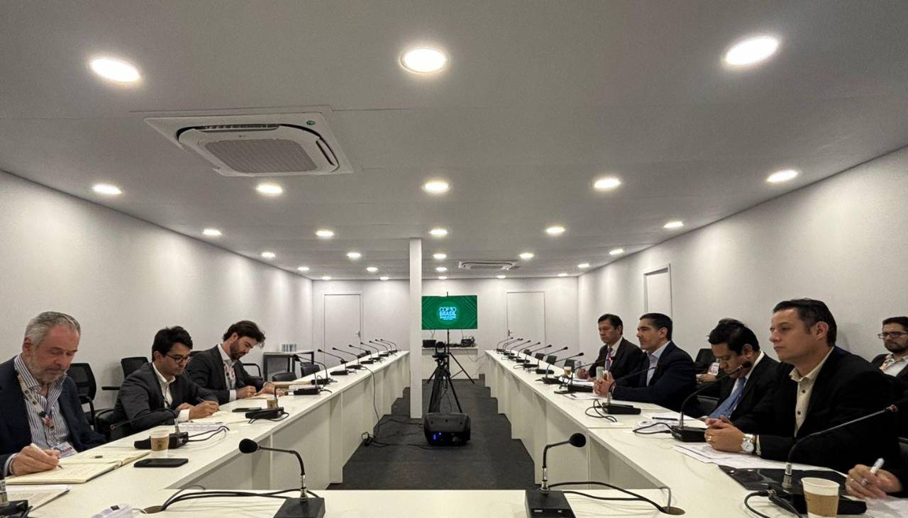 Lara y el ministro Justiniano participan de la COP 30 en Brasil