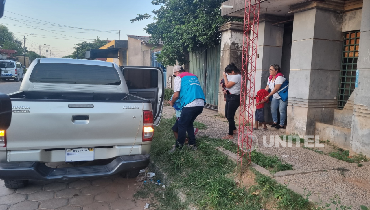 Rescatan a cuatro niños en presunta situación de abandono en un barrio en Santa Cruz