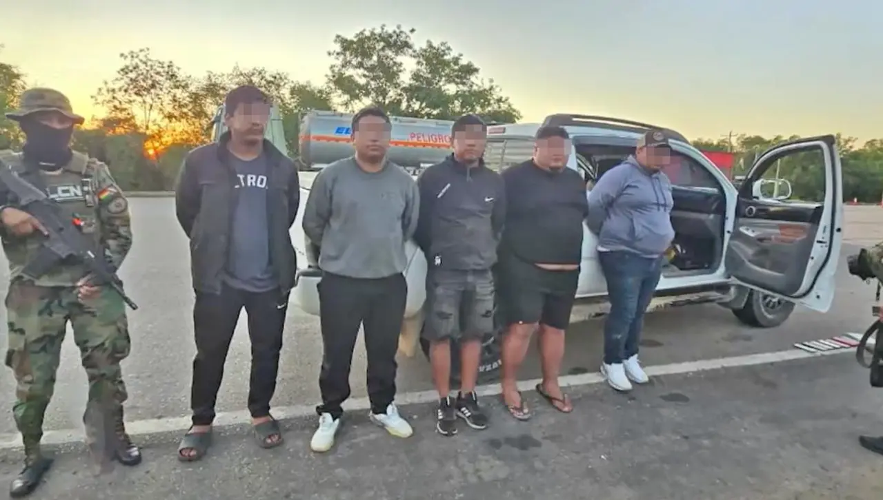 Aprehenden a cinco personas que transportaban armas y municiones en un vehículo en la ruta Santa Cruz - Villamontes