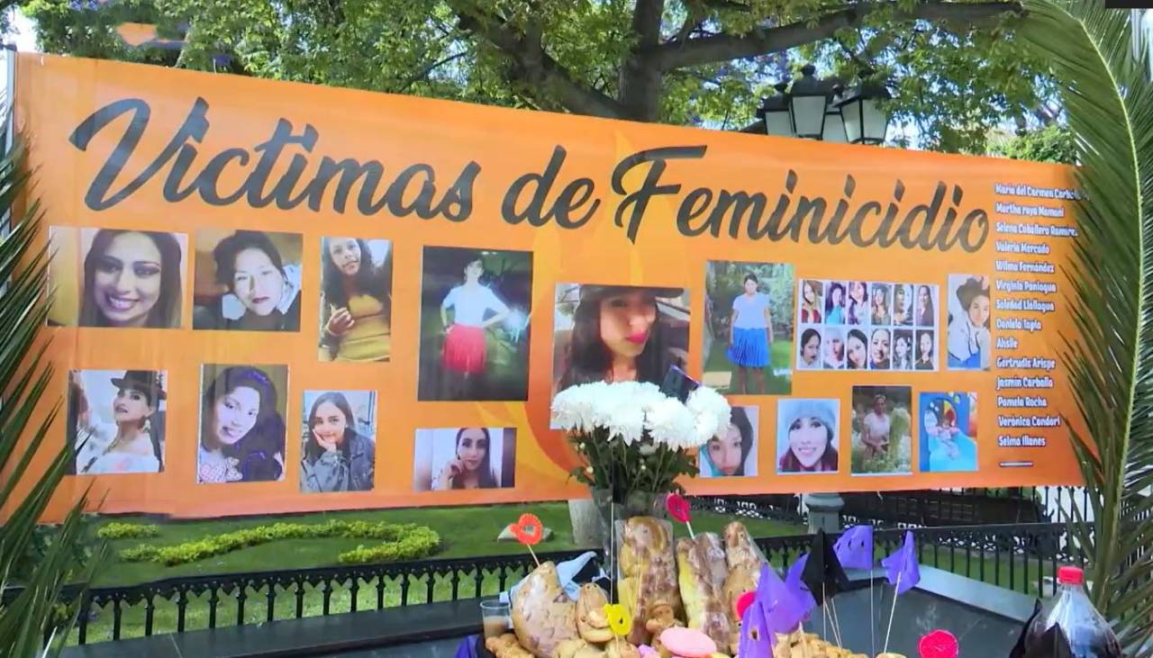 Instalan un mast’aku en la plaza principal de Cochabamba para recordar a las víctimas de feminicidio 