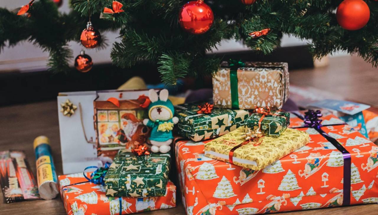 La conmovedora reacción de dos niños al recibir un carbón como regalo de Navidad