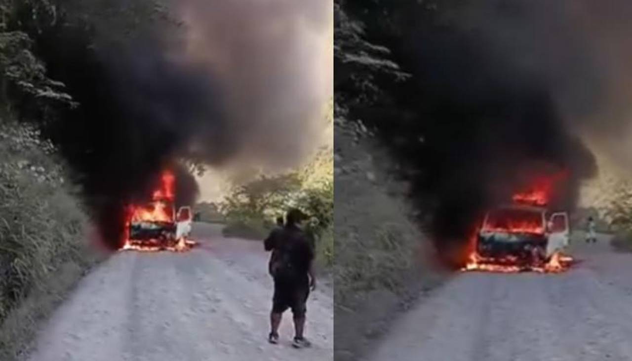La Paz: Vehículo se incendia en plena carretera de los Yungas; ocupantes logran salvarse