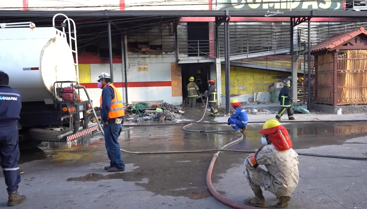 “El fuego está contenido, más no está controlado”: Alcaldía dice que un 70% de la feria de Barrio Lindo está afectada